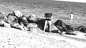 Уау, огромен кура на нудисткия плаж!