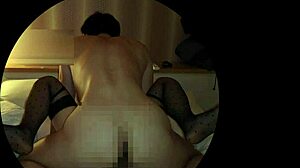 Японская любительница в чулках даёт интенсивную дрочку поршнем