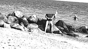 Уау, огромен кура на нудисткия плаж!