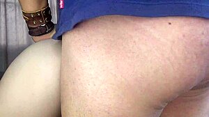 Se denne stramme fitta få massiv creampie på nært hold!