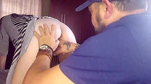 Se denne stramme fitta få massiv creampie på nært hold!