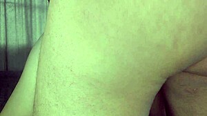 Se denne stramme fitta få massiv creampie på nært hold!