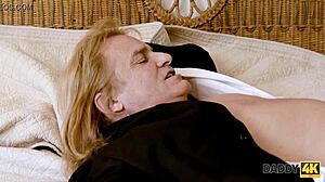 Можеш ли да повярваш, че тя изневери с неговия опитен баща?!