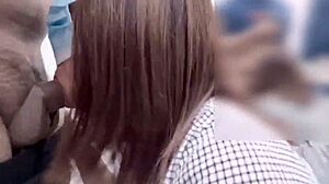 リスクいっぱいのフィリピーナがパブリック・ルームでフェラとファック！