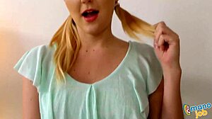 Naughty Iris Rose se sleče in sesa ogromen kurac za svobodo.