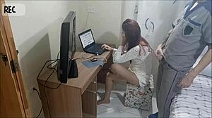 Novinha Sozinha Em Casa Recebe O Manutencista Tarado Câmera Escondida