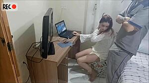 Novinha Sozinha Em Casa Recebe O Manutencista Tarado Câmera Escondida