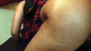 فتاة ماليزية مؤخرة كبيرة تُضرب من الخلف على طريقة الكلاب من عمها غير الشقيق.