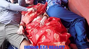 वाह! इंडियन स्टेप मॉम और सन वाइल्ड देसी चुदाई में!