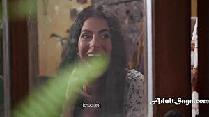 都会の18歳ティーンが農場のヌーディストをスニーカーでファック