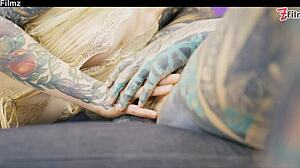 Félszeg gót punk csaj először próbálja az anális szexet játékokkal