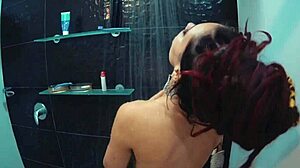 Foda quente na banheira do motel com muscular couple, quickie, handjob, cum, and licking.