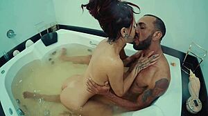 Foda quente na banheira do motel com muscular couple, quickie, handjob, cum, and licking.