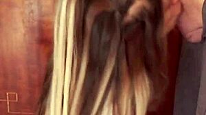 Dobrá služka Candie Cross klečí a leští ptáka jako profík