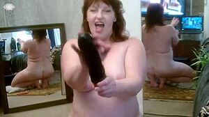 Britský Nigel volá Dawnskye1962 na akci se zrzavými prsy v retro stylu