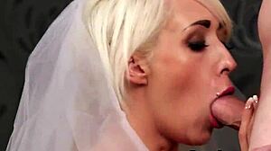 Peculiar Honey Receives Sperm Facial.