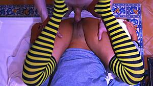 La secretaria seduce al jefe casado en su oficina después del trabajo mientras su esposa está en una clase de pintura