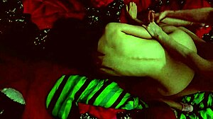 Neuken met lekkere jonge meid en komen op haar kont!