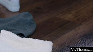 ברונטית סקסית מלקקת כוס מגולחת ותחת צר של חברה בלונדינית