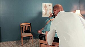 Scarlett johnson has a rash on her pussy 😕