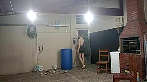 Schmutziger Bettler trifft den Jackpot mit dem recycelten Angebot der Lady.