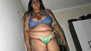 Hej, podívej se, jak drtím svou zlobivou pannu sestru v prádle! Je tak horká a Brazilka, nemůžu odolat!