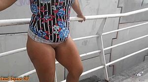 Casada mostra buceta pra todo mundo no meio da rua