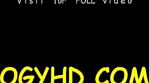 La ragazza russa pervertita gode del cazzo duro del vecchio in una sessione selvaggia. Hanno iniziato subito!