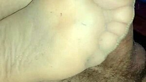 Домашний чувственный футджоб в загорелых колготках превращается в дразнящую забаву