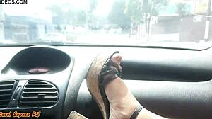 Casada mostra buceta pra todo mundo no meio da rua