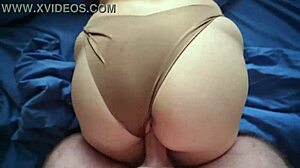 Kurvet jente med diger rumpe blir tatt hardt og ruft