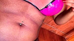 Biquíni de fita gostosa MASTURBATING her PUSSY