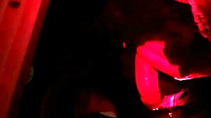 Одинокий парень предается соло-мастурбации