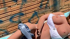 minha madrasta vem cansada do trabalho soco o braço no cu dela com sex toy 😈