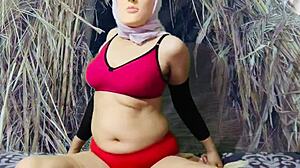 Indian Amateur Girl Strips Nude in Horny Homemade Clip