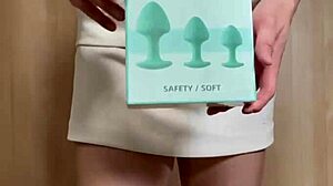 tennis girl in skirt and bloomers teases her ass 😏