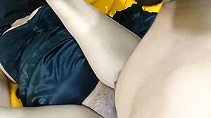 Copine musulmane chaude se fait pilonner fort en levrette par un ami d'université