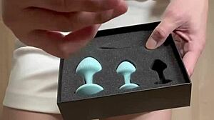 tennis girl in skirt and bloomers teases her ass 😏