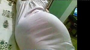 فتاة هندية ساخنة تستكشف مغامرات شرجية جامدة في مقاطع حارة