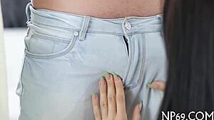 Unge piger 18+ har hardcore sex i konkurrence med oral.