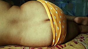 मेरी सोती हुई पत्नी को पीरियड के दौरान फिल्म करना, पागलपन! 😳