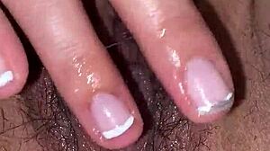 watch esposa fingering her pussy in solo masturbation