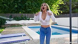 Stepmom Reality Kings mein tez choot chusai se bheeg jati hai