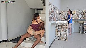 Minha esposa faz a faxina e nem percebe eu comendo a mae dela