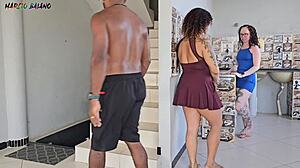 Minha esposa faz a faxina e nem percebe eu comendo a mae dela