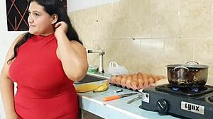 Culona tiene folla en la cocina a joven inseperto