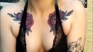 Милая 18+ девчонка доводит друга до края членом