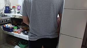 Encontré A La Sucia De Mi Madrastra Provocándome En La Cocina Cuando Su Esposo Descansaba