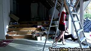 Blonde tiener 18+ neemt oude vent zijn kleine pik