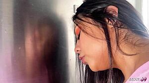 Chica latina de 18+ pillada masturbándose en la cocina del hostal, recibe anal de turista alemán viejo